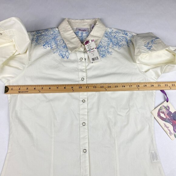 NWT NOS Wrangler Women's Embroidered Button Up Snap Shirt Size Medium - Picture 8 of 16